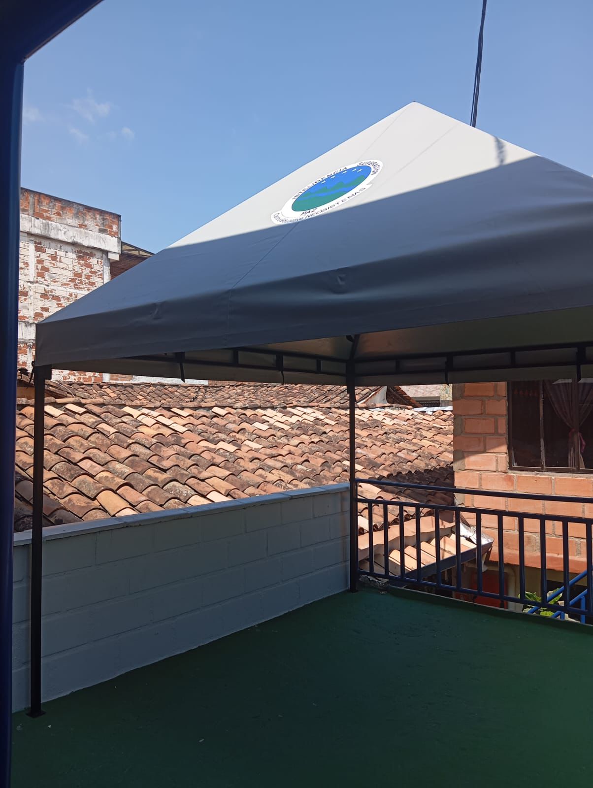 Carpa blanca para eventos con logo Inviersol instalada en terraza
